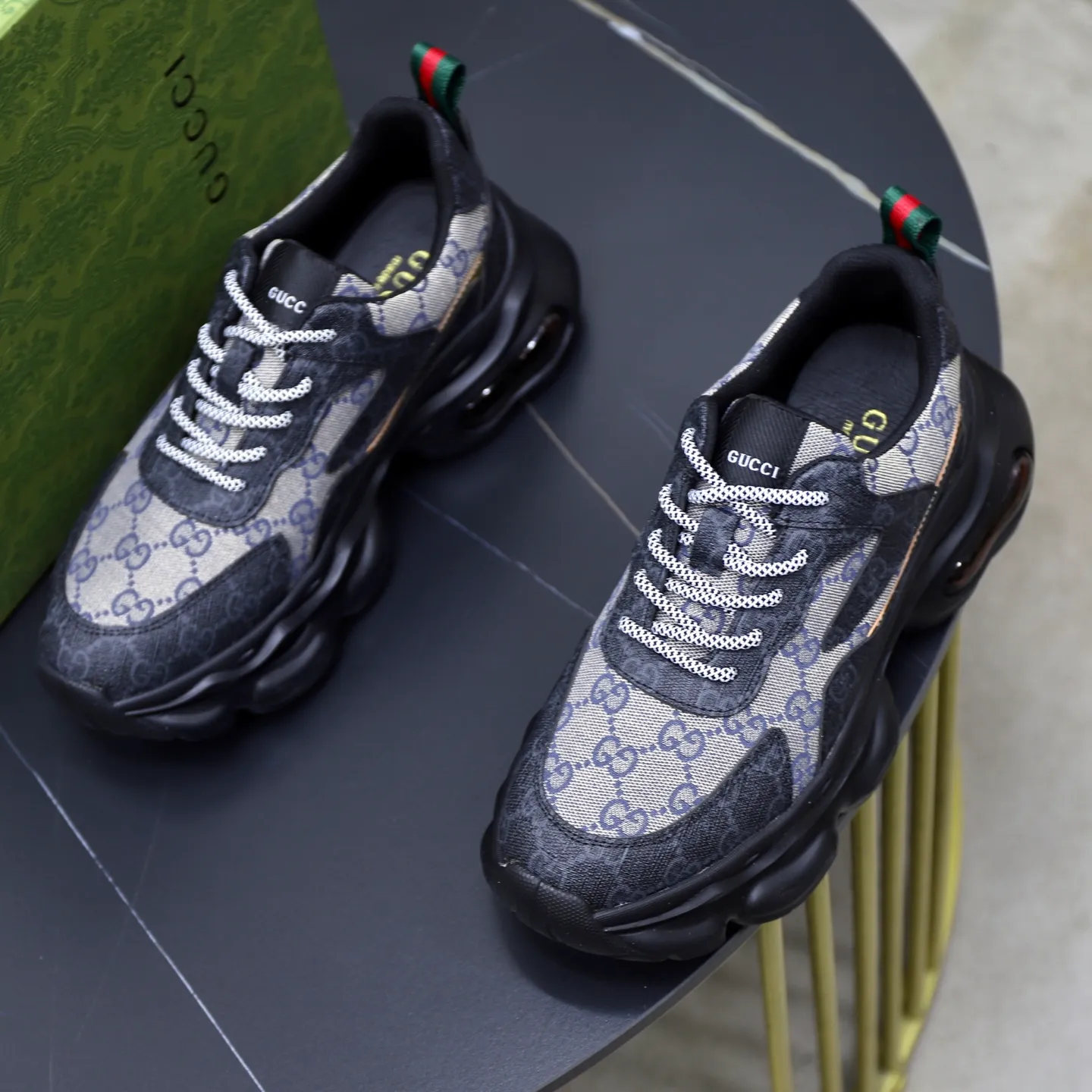Ex-factory price: 462💰🙅‍♂️🙅‍♂️🙅‍♂️ Brand: Gucci GUCCi Standard code: 38-44 (45 customized) Grade: Same as the official website Material: Original cowhide material spliced with brand cloth Comfortable and breathable lining Lightweight and wear-resistant sports outsole Style category: Men's fashion casual shoes Running sports shoes Distinguished luxury brand elements Top luxury color: actual picture color